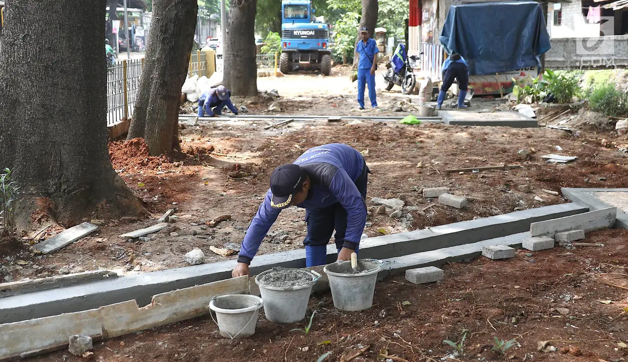 Petugas membuat saluran sumur resapan di kawasan Lenteng Agung, Jakarta, Rabu (20/3). Pembuatan sumur resapan di kawasan tersebut bertujuan mengurangi genangan air yang timbul setiap hujan deras. (Liputan6.com/Immanuel Antonius)