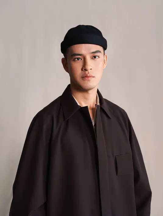 Proyek lain yang tak kalah menjanjikan, kolaborasi Morgan Oey dengan Garin Nugroho. “Benar, saya dipinang Mas Garin untuk membintangi film terbarunya. Sudah teken hitam di atas putih tapi saya belum diizinkan membocorkan judul dan detail lainnya,” kata Morgan Oey. Kolaborasi bareng sutradara film Kucumbu Tubuh Indahku salah satu impiannya sejak lama. (Foto: Dok. Manajemen Avatara88)