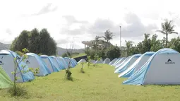 Harga sewa tenda yang ditawarkan itu bervariasi mulai dari Rp400 ribu- sampai degan Rp700 ribu. (Bola.com/Yusuf Satria)