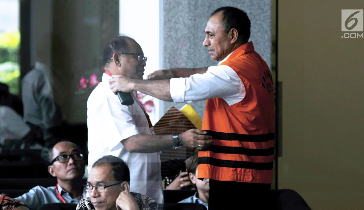 Bupati Ngada, Marianus Sae (kanan) memeluk kerabatnya jelang menjalani pemeriksaan di Gedung KPK, Jakarta, Rabu (4/4). Marianus Sae menjadi tersangka dugaan suap sejumlah proyek di Pemkab Ngada, Nusa Tenggara Timur. (Liputan6.com/Helmi Fithriansyah)