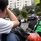 Video kakak dan adik yang naik motor, dan viral karena diduga pasangan gay. (Foto: Facebook)