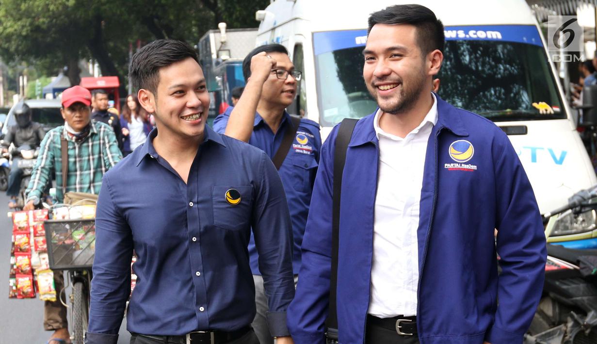 Artis Ferly Putra (kiri) mendaftarkan diri menjadi bakal caleg Partai NasDem ke Komisi Pemilihan Umum (KPU) RI, Jakarta, Senin (16/7). Total ada 576 bakal caleg DPR RI yang didaftarkan untuk 80 dapil. (Liputan6.com/Angga Yuniar)