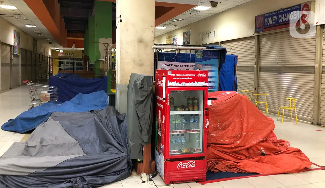 Sejumlah kios terlihat tutup di salah satu pusat perbelanjaan di kawasan Depok, Jawa Barat, Kamis (4/6/2020). Pembukaan sejumlah mal di Depok akan dilakukan pada 16 Juni 2020, meski PSBB Depok berakhir pada hari ini. (Liputan6.com/Immanuel Antonius)