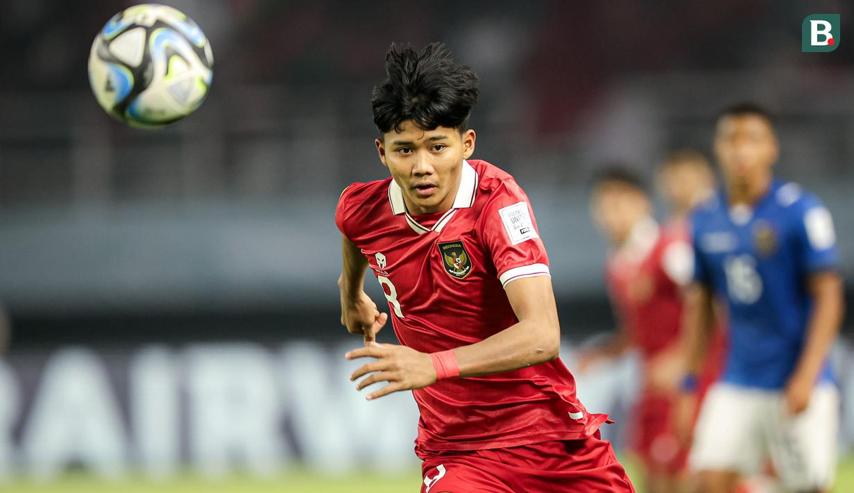 <p>Pemain Timnas Indonesia U-17, Arkhan Kaka menguasai bola saat menghadapi Timnas Ekuador U-17 pada laga pertama Grup A Piala Dunia U-17 di Stadion Gelora Bung Tomo, Surabaya, Jumat (10/11/2023) malam WIB. (Bola.com/Bagaskara Lazuardi)</p>