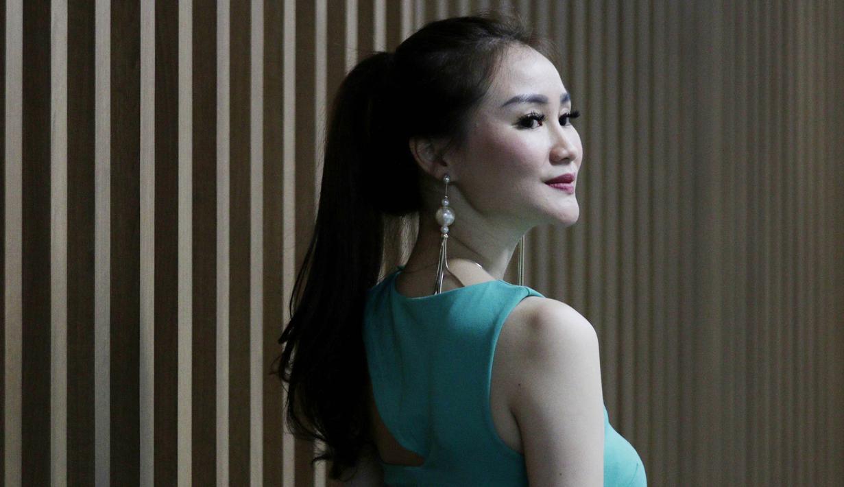 Pemain idola perempuan berparas anggun ini adalah Paolo Maldini dan Kaka. (Bola.com/M Iqbal Ichsan)