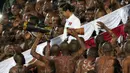Presiden Joko Widodo, bersiap membuka babak kedua pertandingan antara Persipura melawan Persija pada laga Torabika Soccer Championship 2016 di Stadion Mandala, Jayapura, Jumat (29/4/2016). (Bola.com/Nicklas Hanoatubun)