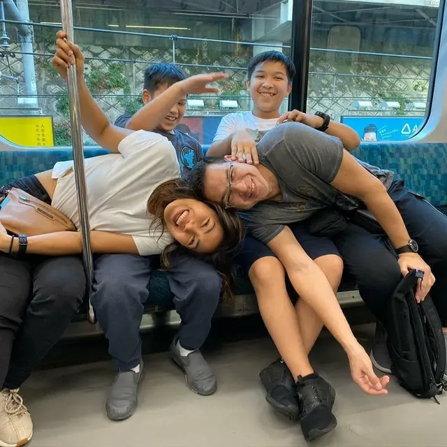 Ari Wibowo dan Inge Anugrah beserta dua anak (Instagram/ariwibowo_official)