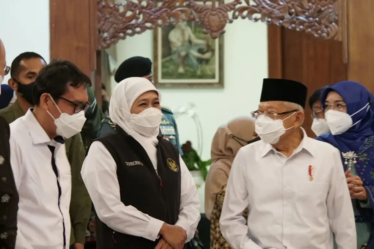Gubernur Jatim Khofifah saat mendampingi Wapres Ma'ruf Amin rapat soal Semeru. (Dian Kurniawan/Liputan6.com)