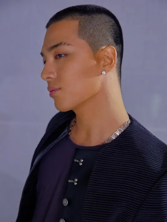 Apalagi kini ia sedang menjalani wajib militer, dan surat-surat ini menjadi sangat bearti bagi Taeyang. Taeyang mengaku jika surat-surat ini menguatkan dirinya saat mengalmi masa yang berat. (Foto: instagram.com/__youngbae__)