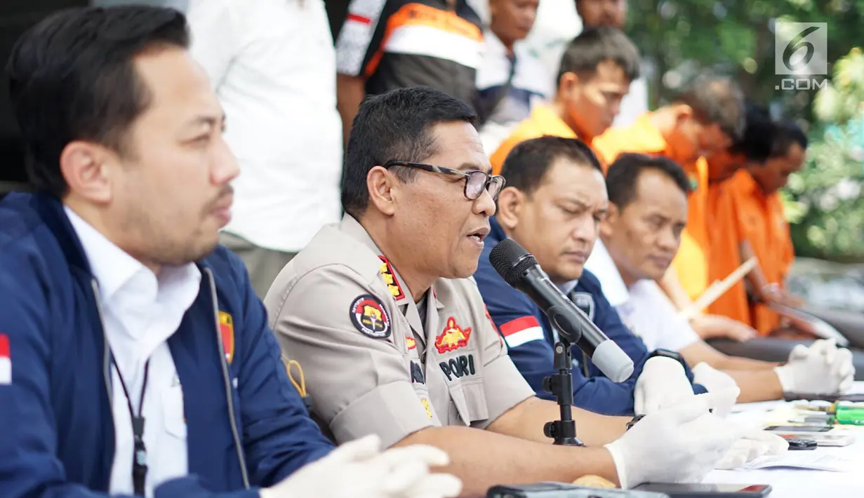 Kabid Humas Polda Metro Jaya Kombes Pol Argo Yuwono memberi keterangan terkait kasus pencurian dengan pemberatan dalam rilis di Polda Metro Jaya, Jakarta, Selasa (23/7/2019). Polisi menyita barang bukti kendaraan roda dua dan senjata airsoft gun. (Liputan6.com/Immanuel Antonius)
