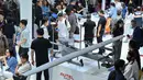 Orang-orang mengunjungi stan Autel selama Drone World Congress (DWC) di Shenzhen pada 21 Mei 2026. (HECTOR RETAMAL/AFP)