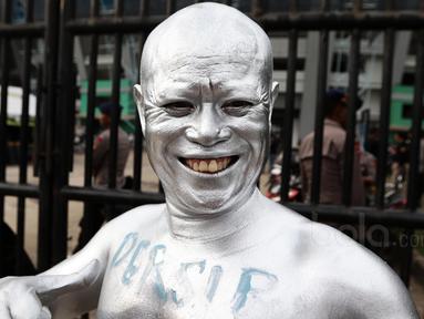 Bobotoh dengan atribut dalam bentuk Manusia Perak hadir mendukung  untuk Maung Bandung saat melawan Persipura Jayapura pada lanjutan Liga 1 2017 di Stadion GBLA, Minggu (7/5/2017). Persib menang 1-0. (Bola.com/Nicklas Hanoatubun) 