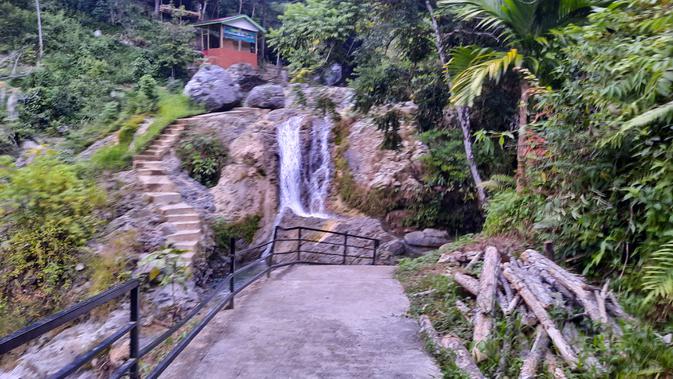 Jalan setapak yang mesti pengunjung lewati untuk mencapai setiap tingkatan air terjun tujuh tingkat di Aceh Selatan (Liputan6.com/Rino Abonita)