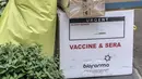 Petugas menjaga dus berisi vaksin COVID-19 produksi Sinovac di Gedung Dinas Kesehatan DKI Jakarta, Rabu (13/1/2021). Dinas Kesehatan DKI Jakarta mulai mendistribusikan vaksin COVID-19 ke seluruh puskesmas di Ibu Kota. (merdeka.com/Iqbal S. Nugroho)