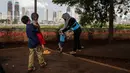 Sejumlah anak bermain di taman bermain yang terdapat di Bantaran Banjir Kanal Barat Kawasan Petamburan, Jakarta, Minggu (12/12/2021). Taman di bantaran kali kawasan padat penduduk itu menjadi sarana bermain bagi anak-anak di sekitarnya. (Liputan6.com/Faizal Fanani)