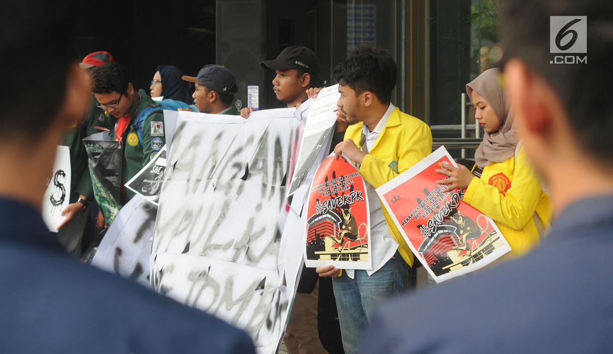 Perwakilan mahasiswa dari berbagai universitas membentangkan poster saat menggelar aksi dukungan terhadap KPK di Gedung Merah Putih, Kamis (12/9/2019). Aksi dilakukan sebagai bentuk penolakan terhadap perubahan Undang-undang Komisi Pemberantasan Korupsi atau revisi UU KPK. (merdeka.com/Dwi Narwoko)