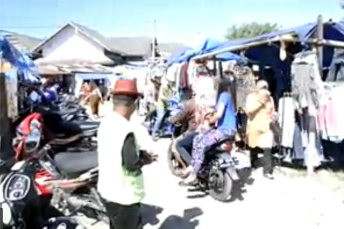 Warga Kurang Beruntung Serbu Pakaian Bekas untuk Hari Raya