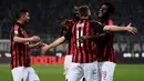 Para pemain AC Milan merayakan gol yang dicetak Franck Kessie ke gawang Empoli pada laga Serie A di Stadion San Siro, Milan, Jumat (22/2). Milan menang 3-0 atas Empoli. (AFP/Marco Bertorello)