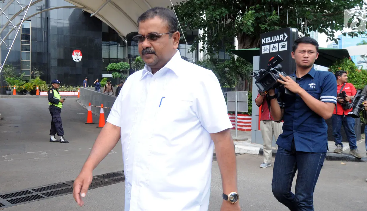 Bupati Karimun Aunur Rafiq usai menjalani pemeriksaan di Gedung KPK, Jakarta, Senin (27/8). Aunur menjadi saksi untuk tersangka Kasi Pengembangan Pendanaan Kawasan Perumahan dan Permukiman Kementerian Keuangan Yaya Purnomo. (Merdeka.com/Dwi Narwoko)