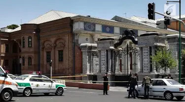 Dilaporkan telah terjadi rangkaian serangan sekitar Kompleks Parlemen Iran dan Makam Ayatollah Khomeini di Ibu Kota Iran, Tehran.