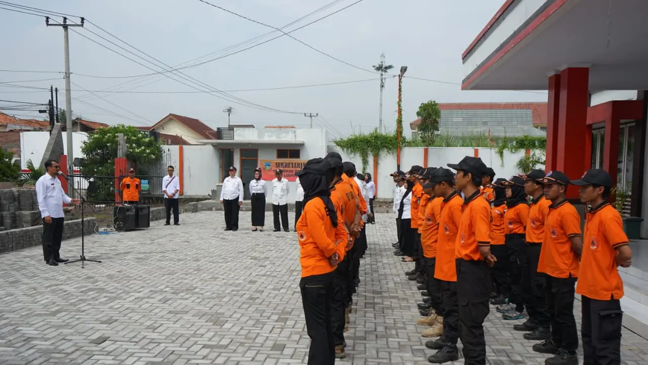 Wakil Bupati Garut Helmi Budiman, nampak tengah memberikan arahan kepada anggota BPBD Garut