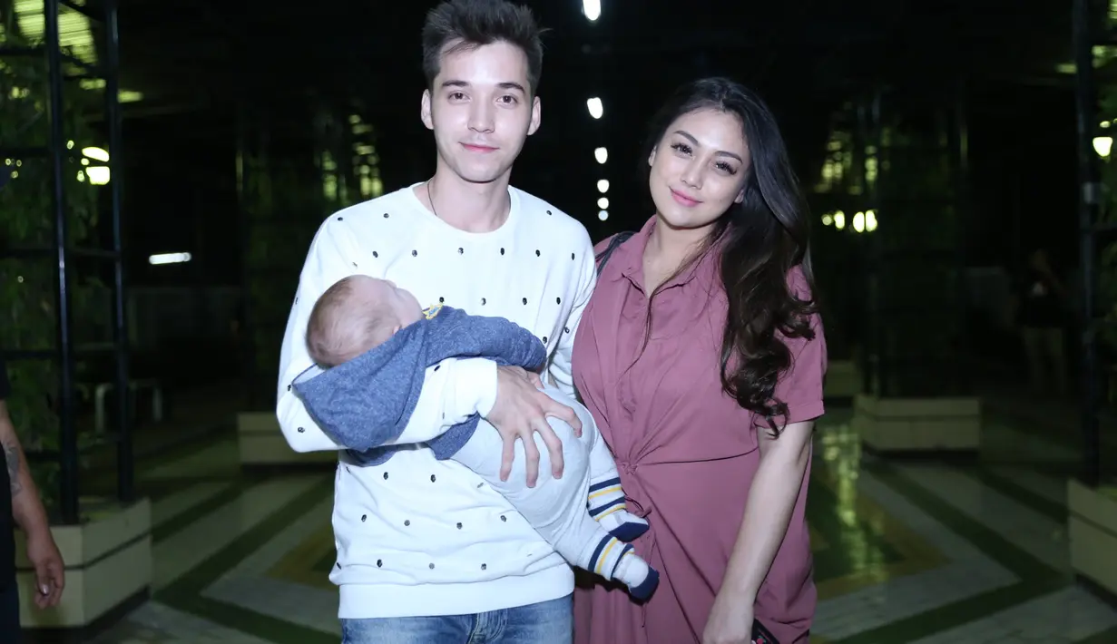 Celine dan Stefan berbagi tugas demi mengurus putranya Baby Cio. Bahkan Celine  yang tidak ingin ketinggalan perkembangan buah hatinya, rela menjadi ibu rumah tangga full. (Nurwahyunan/Bintang.com)