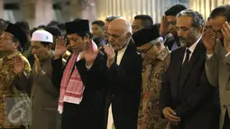 Presiden Afganistan Mohammad Ashraf Ghani (tengah) ditemani Imam besar Masjid Istiqlal Nasaruddin Umar (ketiga kiri) saat Salat Magrib di Masjid Istiqlal, Jakarta, Kamis (6/4). (Liputan6.com/Angga Yuniar)