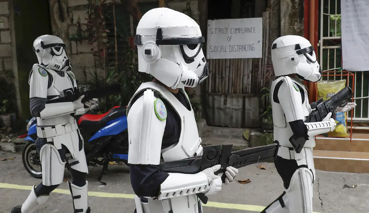 Anggota kelompok pemuda dalam kostum Star Wars menghibur warga di Malabon, Metro Manila, Filipina, Kamis (30/4/2020). Kelompok pemuda berkostum Star Wars menghibur warga selama karantina berkelanjutan akibat COVID-19 serta mengingatkan mereka agar tetap di rumah. (AP Photo/Aaron Favila)