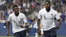 Pemain Prancis, Samuel Umtiti (kanan) merayakan gol bersama Ousmane Dembele saat melawan Italia pada laga uji coba di Allianz Riviera stadium, Nice, (1/6/2018). Prancis menang 3-1. (AP/Claude Paris)