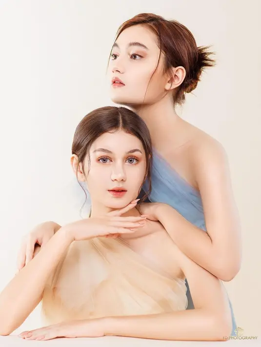 Zoe dan Laura memiliki darah blasteran Inggris, tidak heran bila keduanya memiliki wajah yang cantik dan memesona. Dalam pemotretan ini mereka juga memperlihatkan kekompakan dalam berbagai pose.(Liputan6.com/IG/@fdphotography90)