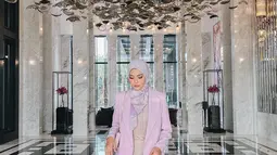 Musibah ini diumumkan Dara Arafah seraya mengunggah sejumlah rekaman kamera pengawas berisi aksi bekas pembantunya bersama brankas yang ditaruh di depan rumah. “Masih shock banget mantan pembantu bawa kabur berangkas gue. Kejadian nya tanggal 4 kemarin pas gue lagi gaada di rumah,” cuitnya seraya menyematkan emotikon wajah mewek. (Foto: Dok. Instagram @daraarafah)
