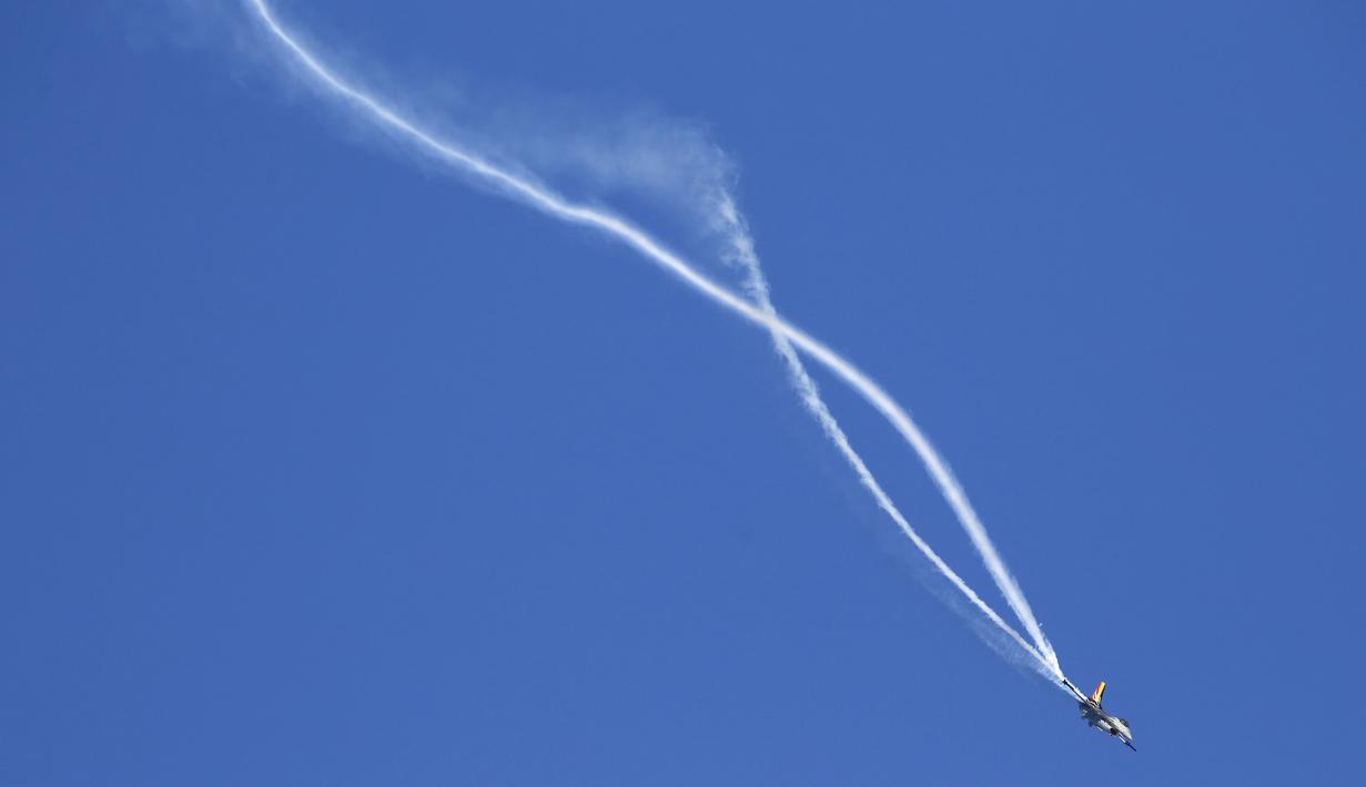 Jet tempur F-16 milik angkatan udara Belgia menukik tajam sambil mengeluarkan asap saat acara Malta Internasional Airshow 2015 di Bandara Internasional Malta, Valletta, Minggu (27/9). (REUTERS/Darrin Zammit Lupi)