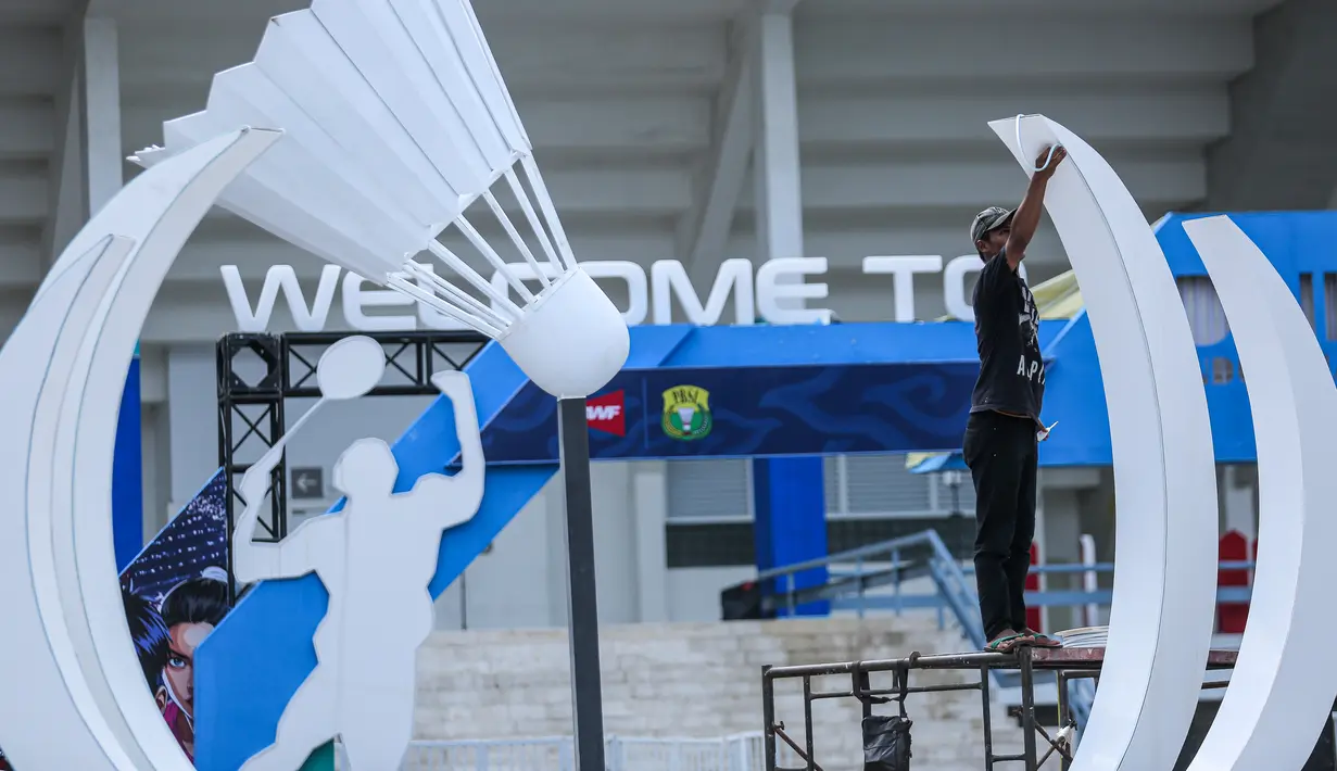 Tak sekadar menyajikan duel elite, Indonesia Masters 2026 menghadirkan konsep sportainment untuk memberikan pengalaman menonton yang berbeda. Panitia bersama PBSI berkomitmen menjadikan turnamen ini sebagai pesta rakyat, dengan harga tiket terjangkau serta beragam aktivitas dan hiburan di berbagai area Istora. Tampak dalam foto, aktivitas pekerja jelang perhelatan Indonesia Masters 2026 di Istora, Kompleks Gelora Bung Karno (GBK), Senayan, Jakarta, Senin (19/1/2026). (Bola.com/Bagaskara Lazuardi)