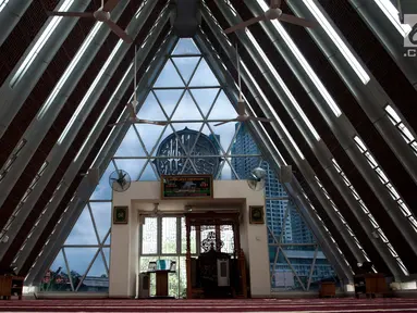 Suasana interior Masjid Jami'e Darussalam di Jalan Kebon Melati, Tanah Abang, Jakarta Pusat, Rabu (31/5). Proyek pembangunan Masjid Jamie Darussalam ini dimulai pada 2012 dan baru diresmikan pada tahun 2015 lalu. (Liputan6.com/Gempur M Surya)