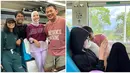 Bertemu kerabat di kereta, Zaskia Mecca tak lupa untuk abadikan momen tersebut di Instagram pribadinya. 6 jam di perjalanan, rasa bosan pastinya menghampiri. Bintang film Sang Pencerah itu pun lepas rasa bosan dengan bermain HP sembari memantau anak-anaknya bermain. Sajian hamparan sawah, gunung, hingga sungai membuat perjalanan naik kereta api jadi lebih berkesan. Bahkan tak sedikit netizen yang mengungkapkan jika momen naik kereta memang ada momen serunya tersendiri. (Liputan6.com/IG/@zaskiadyamecca)