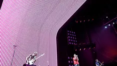 Personil band Red Hot Chili Peppers saat tampil di atas pangung di Allegiant Stadium di Las Vegas, Nevada (6/8/2022). Red Hot Chilis Peppers kembali ke Vegas untuk pertama kalinya dalam hampir satu dekade. (Ethan Miller/Getty Images/AFP)
