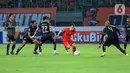 Tertinggal 0-1, pemain Persija tidak panik. Tim Macan Kemayoran secara perlahan bisa mendominasi permainan. (Bola.com/M. Iqbal Ichsan)