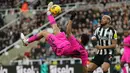 Striker Fulham, Raul Jimenez melepaskan tendangan akrobatik yang masih melenceng dari gawang Newcastle United pada laga pekan ke-17 Liga Inggris 2023/2024 di St James' Park, Newcastle, Sabtu (16/12/2023). (AFP/Andy Buchanan)