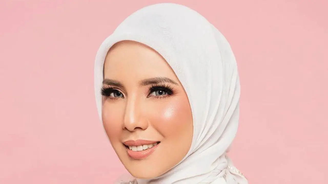 8 Gaya Tya Ariestya saat Pemotretan Perdana Pakai Hijab, Auranya Bikin Pangling
