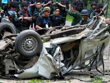 Kondisi sebuah mobil yang terkena ledakan dari bom yang disembunyikan di bawah tanah di provinsi Yala, selatan Thailand, Jumat (23/9). Dalam insiden terbaru, tiga polisi tewas setelah mobil mereka terkena bom. (REUTERS/Surapan Boonthanom)