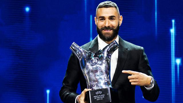 Foto: Senyum Semringah Karim Benzema Saat Dinobatkan Sebagai Pemain Terbaik Eropa Tahun 2022