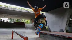 Salah satu remaja saat bermain papan seluncur atau skateboard di taman seluncur (skatepark) dan lintasan sepeda BMX di kolong jalan layang tol dalam kota, Slipi, Jakarta, Selasa (13/5/2025). (Liputan6.com/Angga Yuniar)