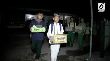 Pegiat karang taruna di Tegal Jawa Tengah membuka kelas sekolah dasar dengan bayaran sampah daur ulang.