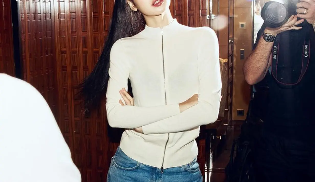 Lisa juga tampil kasual mengenakan sweater zip putih dari Paloma Wool seharga Rp3 jutaan. Dipadukan celana denim panjang. [@lalalalisa_m]