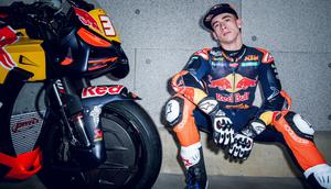 Pedro Acosta dengan motor tim KTM untuk MotoGP 2026. (X/KTM)