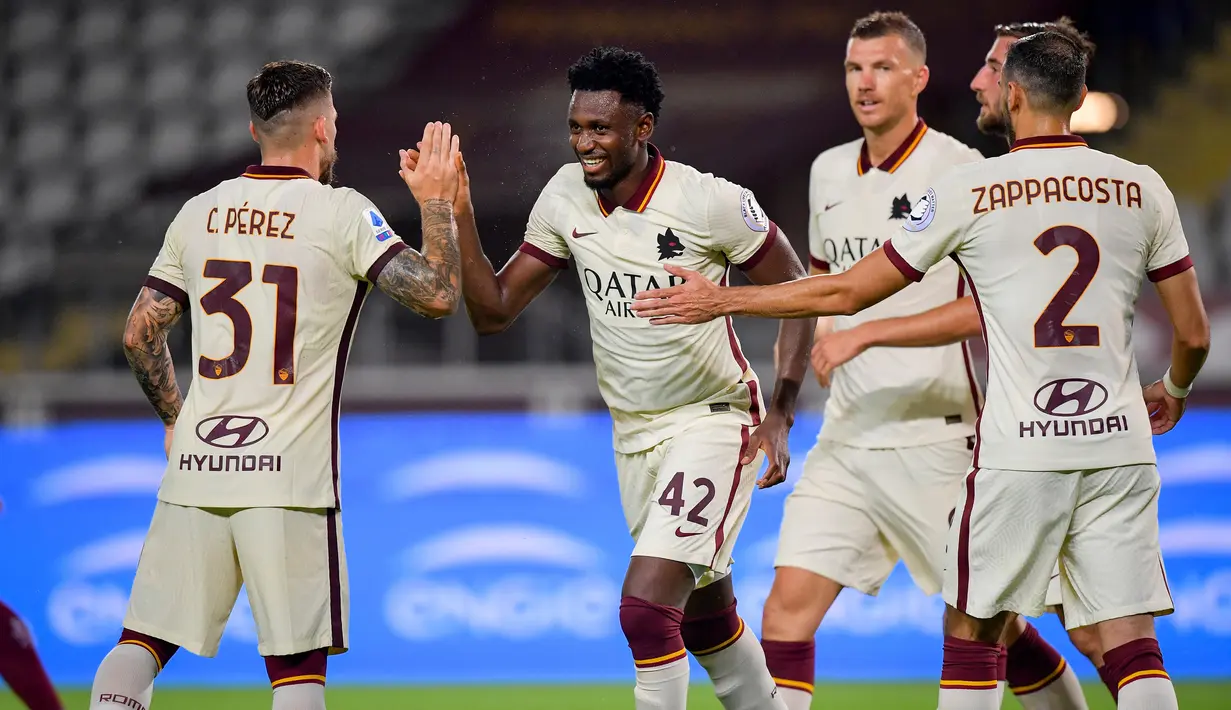Gelandang AS Roma, Amadou Diawara merayakan gol yang dicetaknya ke gawang Torino pada pekan ke-37 Liga Italia di stadion Grande Torino di Turin, Rabu (29/7/2020). AS Roma berhasil mengalahkan tuan rumah Torino 3-2 meski sempat tertinggal lebih dulu. (Fabio Ferrari/LaPresse via AP)