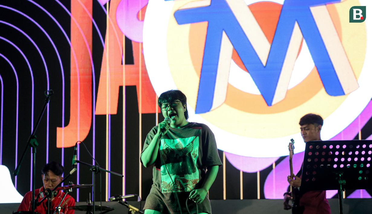 Penampilan grup band Merseyside saat acara MALAMNYA BOLA 2024 dengan agenda utama nonton bersama laga kualifikasi Piala Dunia 2026 antara Timnas Indonesia menghadapi Filipina di area Jakarta International Velodrome, Rawamangun, Selasa (11/6/2024). (Bola.com/Bagaskara Lazuardi)