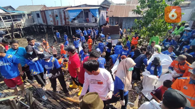 Pandawara Group bersih-bersih pemukiman terapung di Makassar (Liputan6.com/Fauzan)