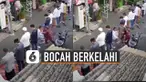 Dua bocah terekam saling dorong di tengah saf salat jamaah.