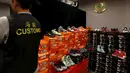 Sepatu olahraga palsu yang diperlihatkan petugas di Kantor Bea Cukai Hong Kong, Kamis (6/8). Lebih dari 30.000 barang disita dari satu warga Filipina dan dua warga Pakistan yang merupakan sindikat penjual barang yang diduga palsu. (REUTERS/Bobby Yip)